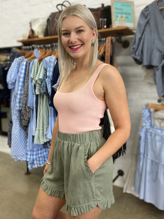 Damen Freizeitshorts mit Rüschendetails und praktischen Taschen EB