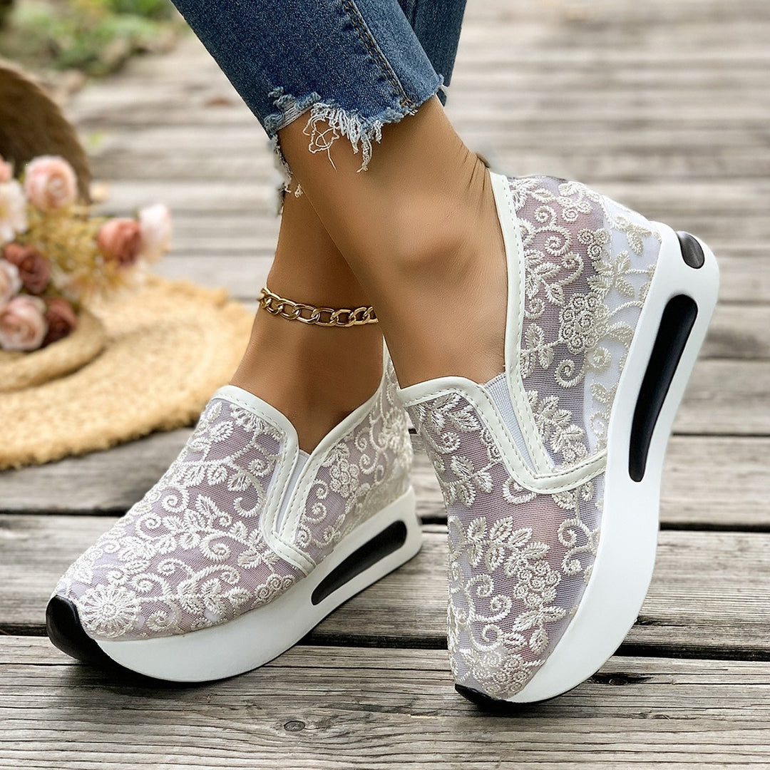 Damen Slip-On Sneakers mit romantischem Spitzen-Obermaterial EB