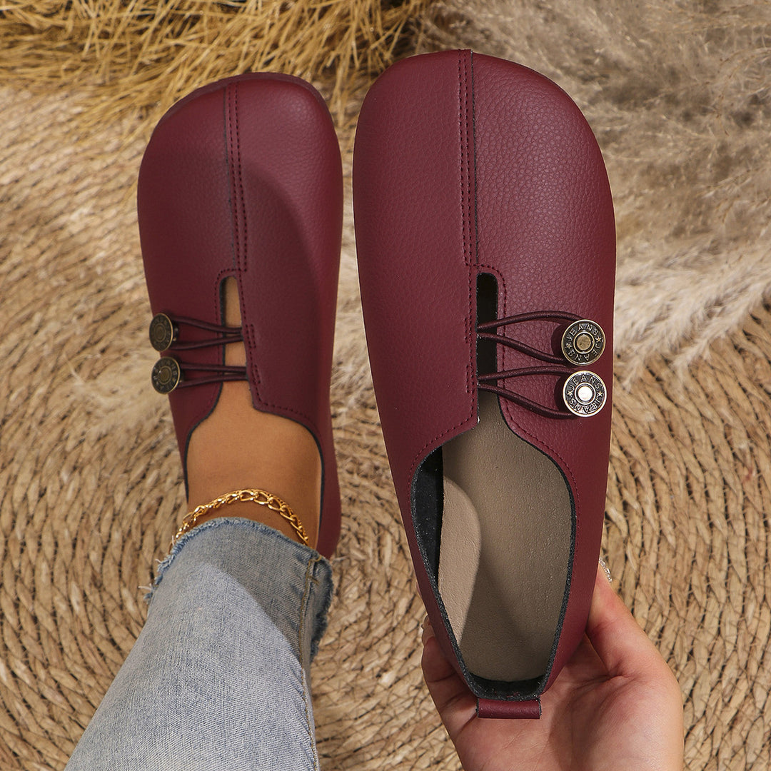 Damen  flache Slipper-Pantoletten aus Wildlederoptik mit elastischer Schnürung und dekorativem Zierknopf EB