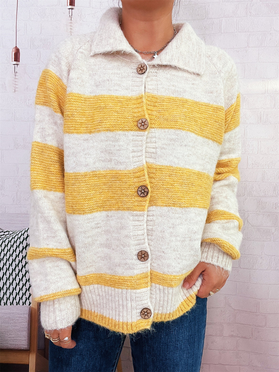 Damen gemütliche Strickjacke mit dekorativen Holzknochen und breiten Streifen EB