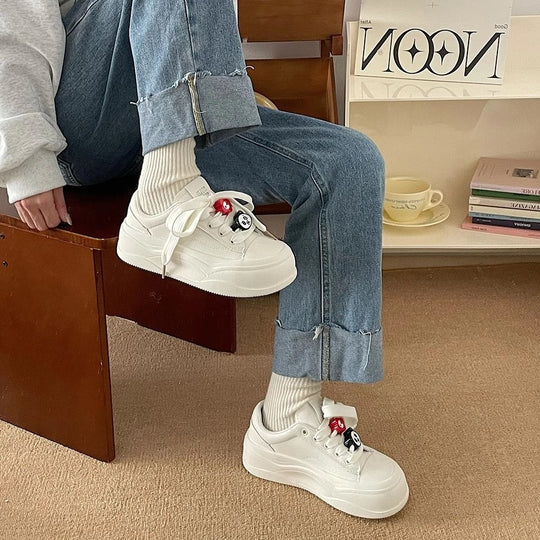 Damen Sneaker mit einzigartigem Design und dekorativen Schnürakzenten EB