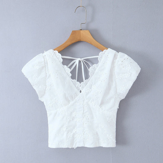Damenoberteil mit floralem Stickdesign und romantischem Rüschenausschnitt EB