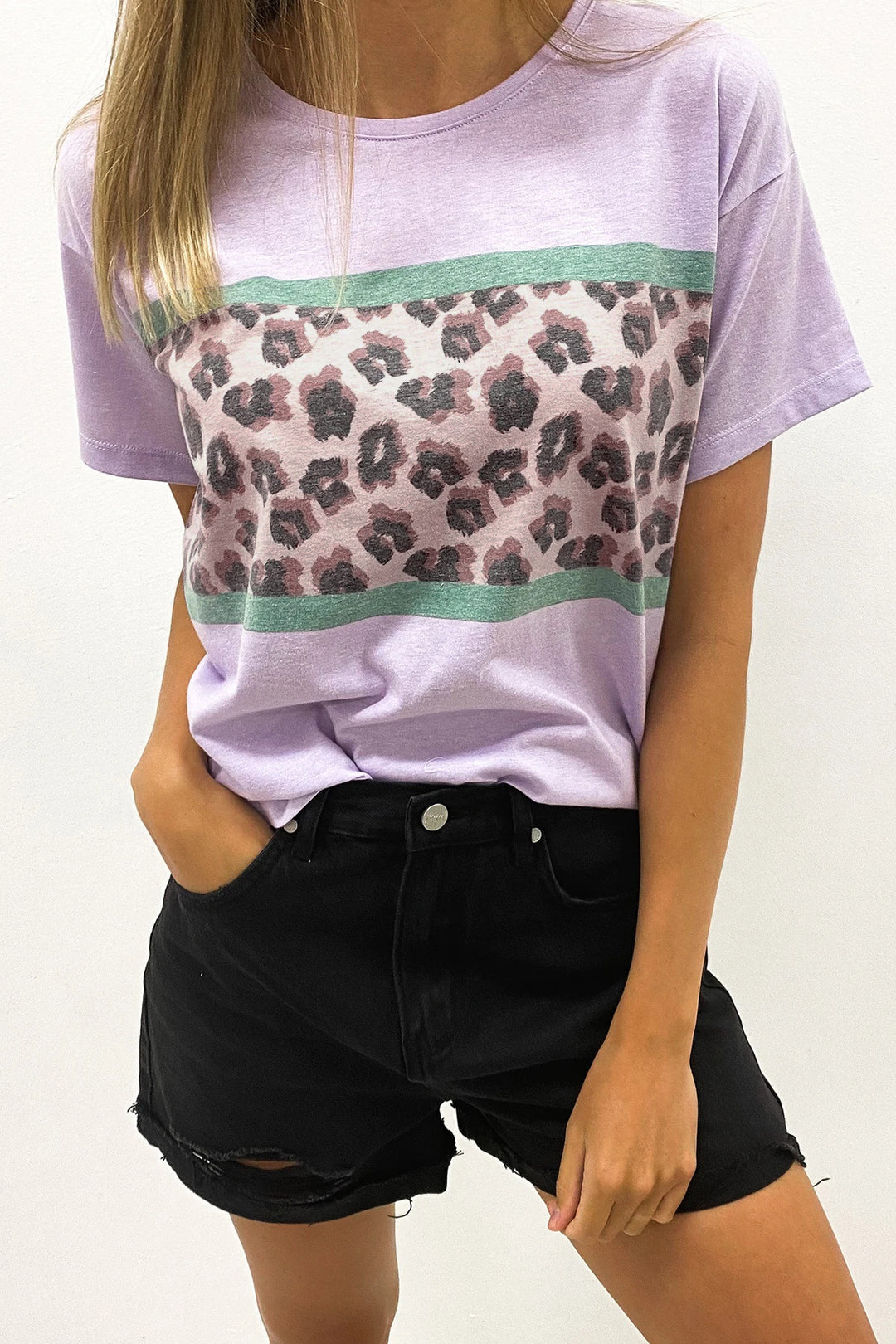 Damen T-Shirt mit modernem Leopardenmuster und elastischem Saum EB