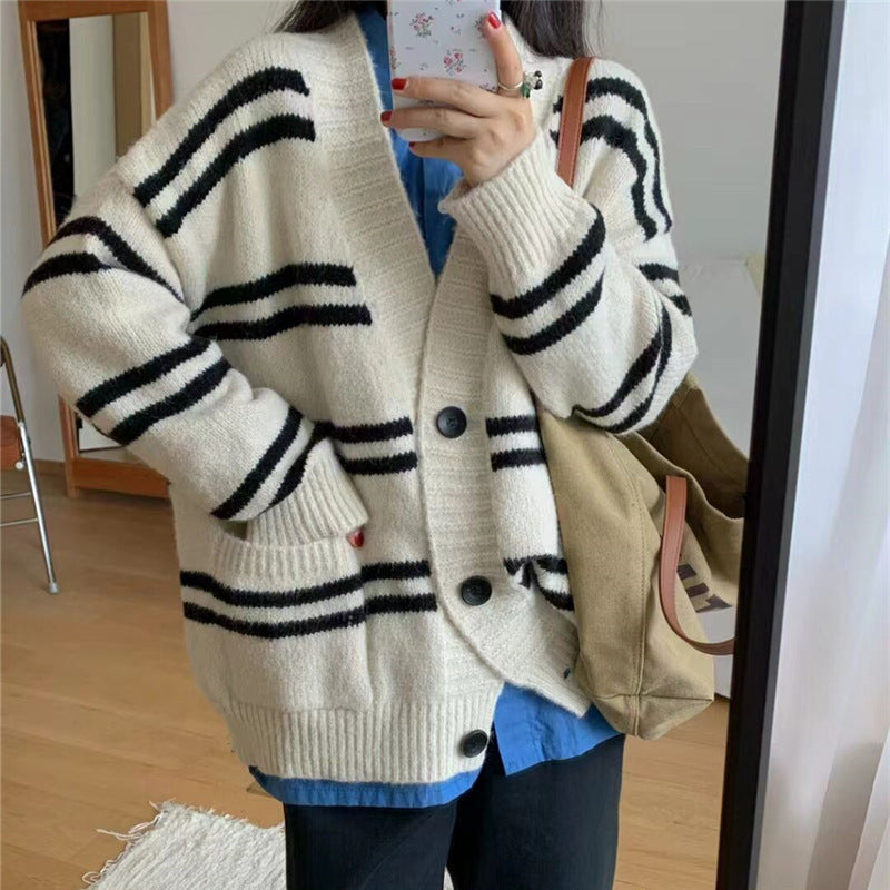 Damen Grobstrick Cardigan mit breitem Aufschlag und dekorativen Knopfdetails EB