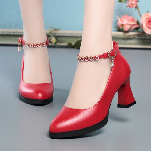 Damen Pumps mit elegantem Riemchen und funkelnden Schmuckdetails EB