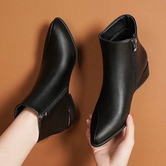 Damen Kurzstiefelette mit spitzer Zehenpartie und skulptiertem Blockabsatz EB