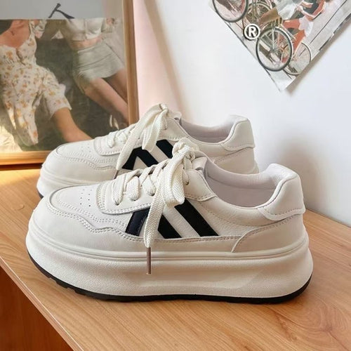 Damen Trendige Chunky Sneakers mit stilvollem Plateau und modischen Akzenten EB