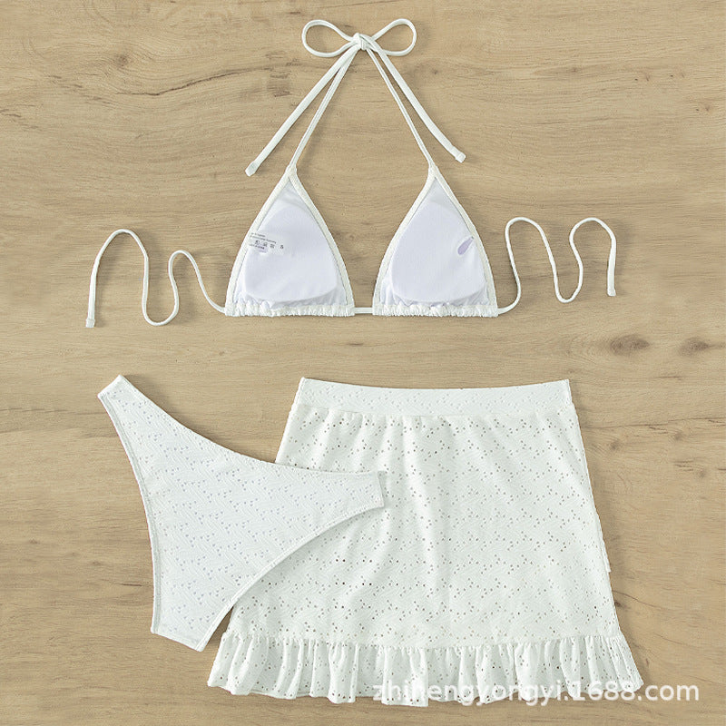 Damen Triangel-Bikini mit verspieltem Lochmuster und passendem Rock EB