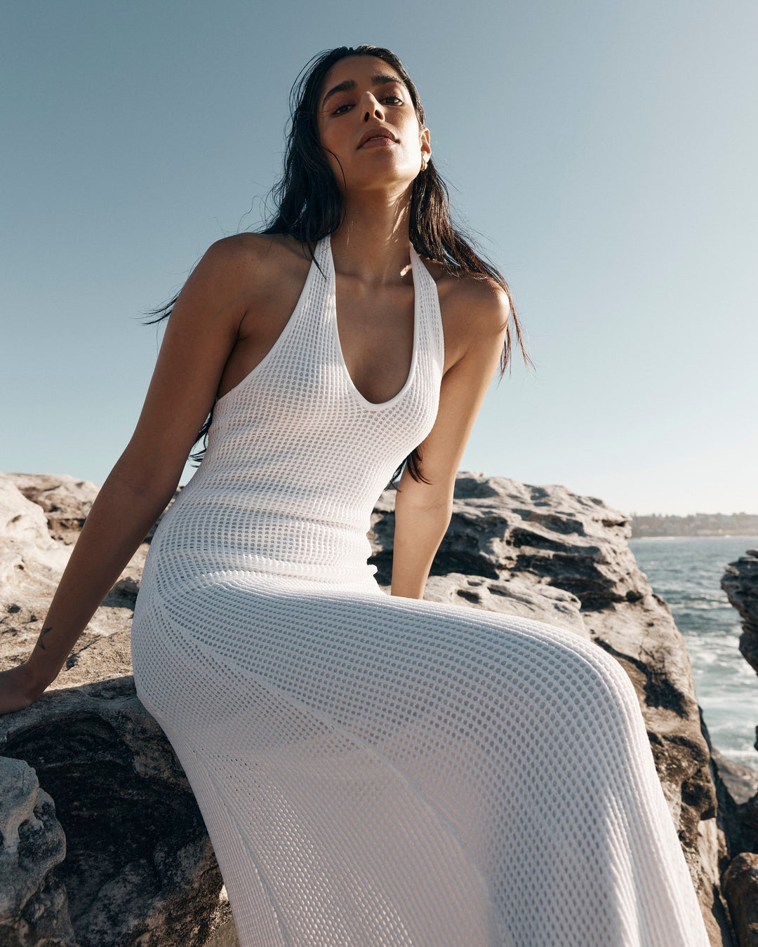 Damen Maxikleid aus feinem Netzstrick mit tiefem V-Ausschnitt EB