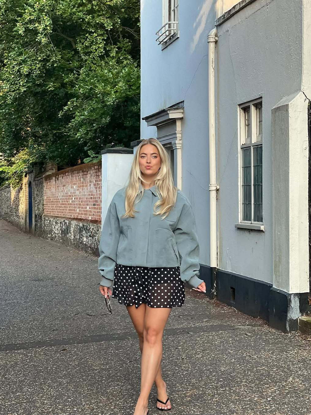 Damen Kurze Bomberjacke aus weichem Material mit einem lässigen Schnitt EB