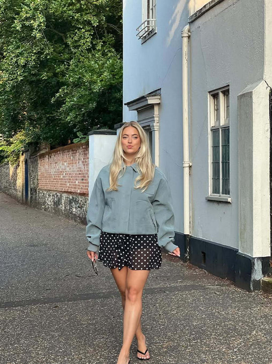 Damen Kurze Bomberjacke aus weichem Material mit einem lässigen Schnitt EB