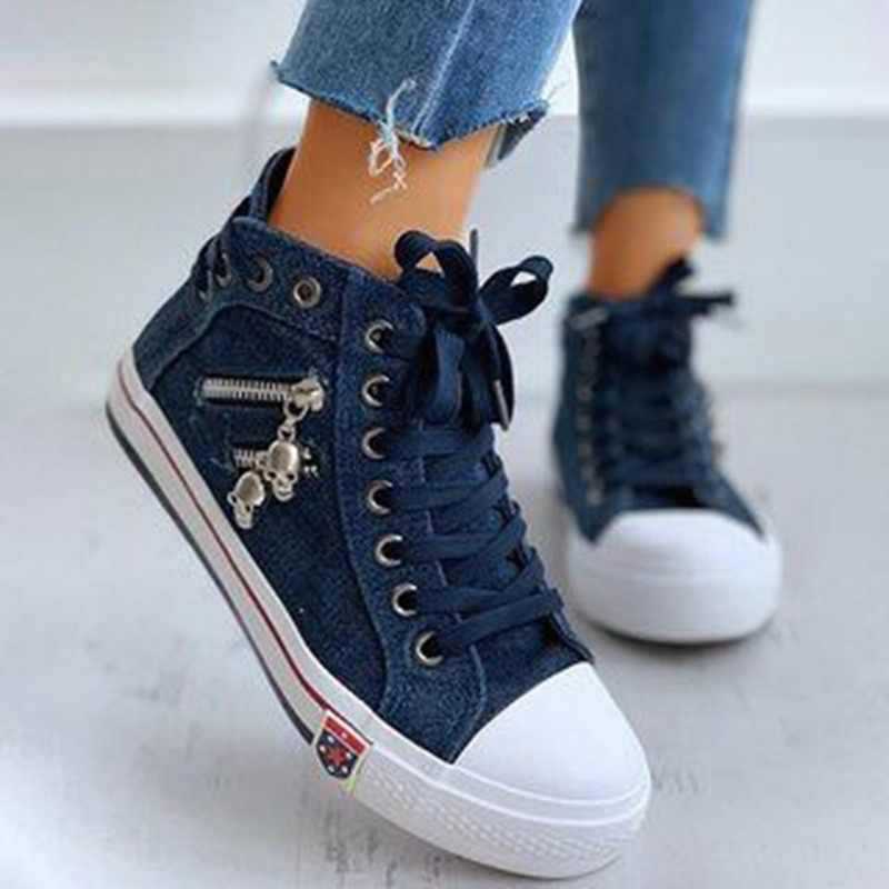 Damen nan hoher Sneaker in Jeansoptik mit seitlichem Reißverschluss und dekorativen Anhängern EB