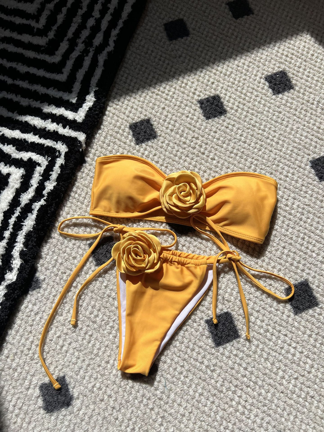 Damen Bandeau-Bikini mit dekorativer Blumenapplikation EB