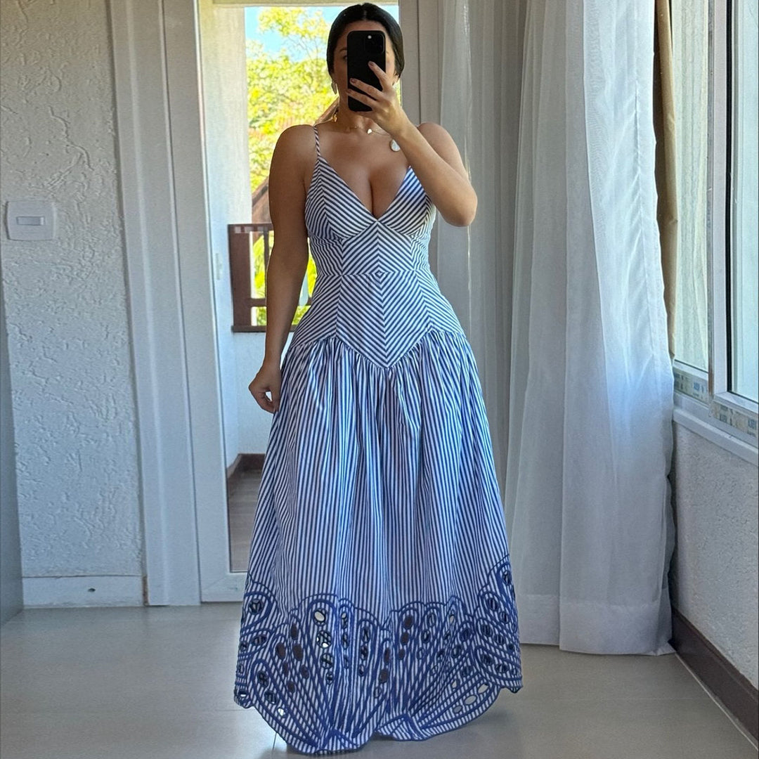 Damen Maxikleid mit tiefem V-Ausschnitt und filigranem Schnittmuster EB