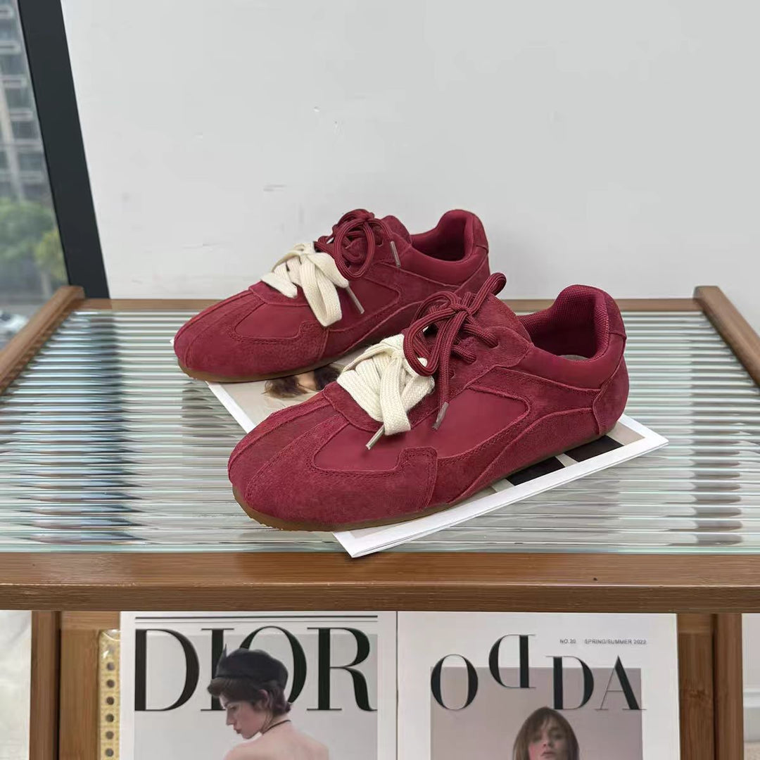 Damen Sportliche Sneakers mit weichem Wildleder-Obermaterial und modischem Schnürsystem EB
