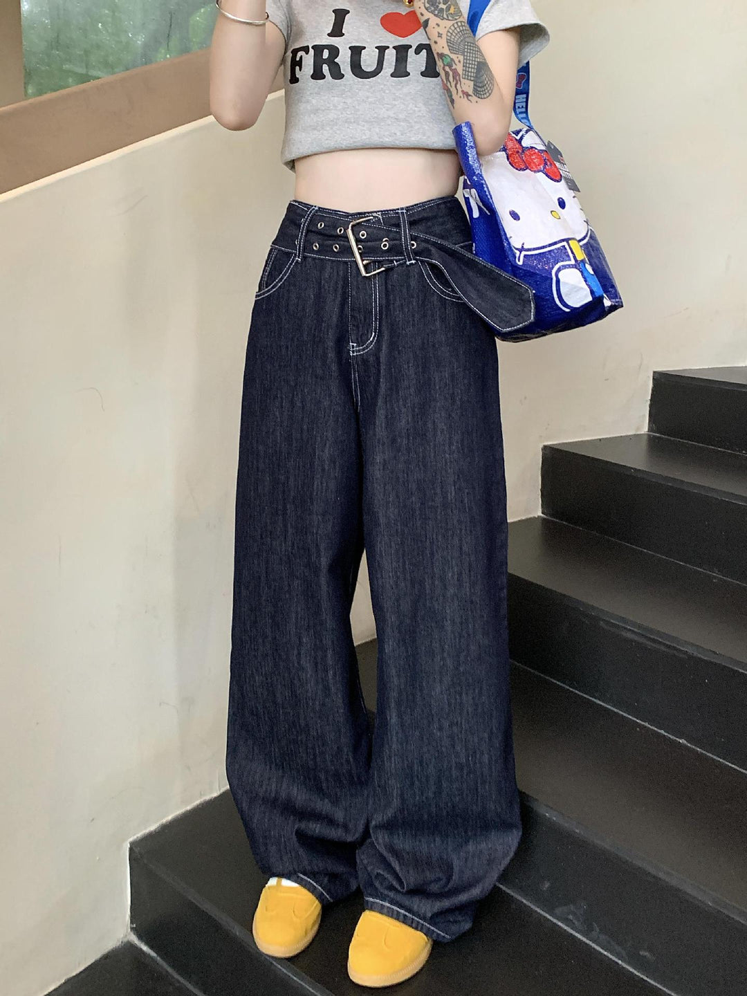 Damen Weite Jeans mit modischem Gürtel und einzigartigem Schnitt EB