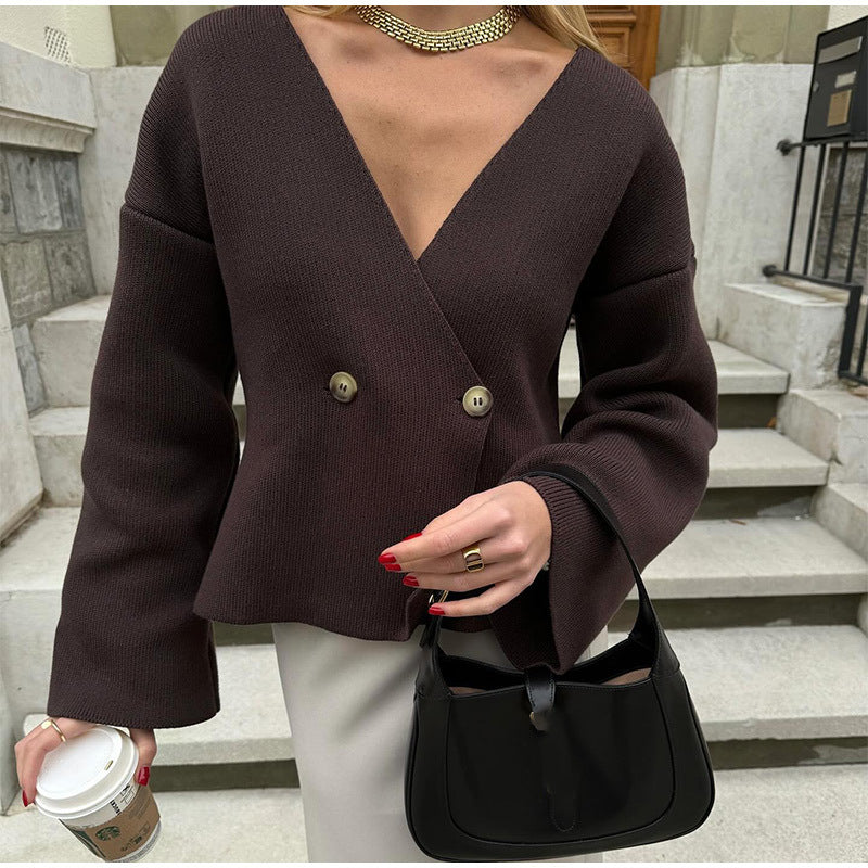 Damen modische Strickjacke mit tiefem V-Ausschnitt und eleganten Knopfdetails EB