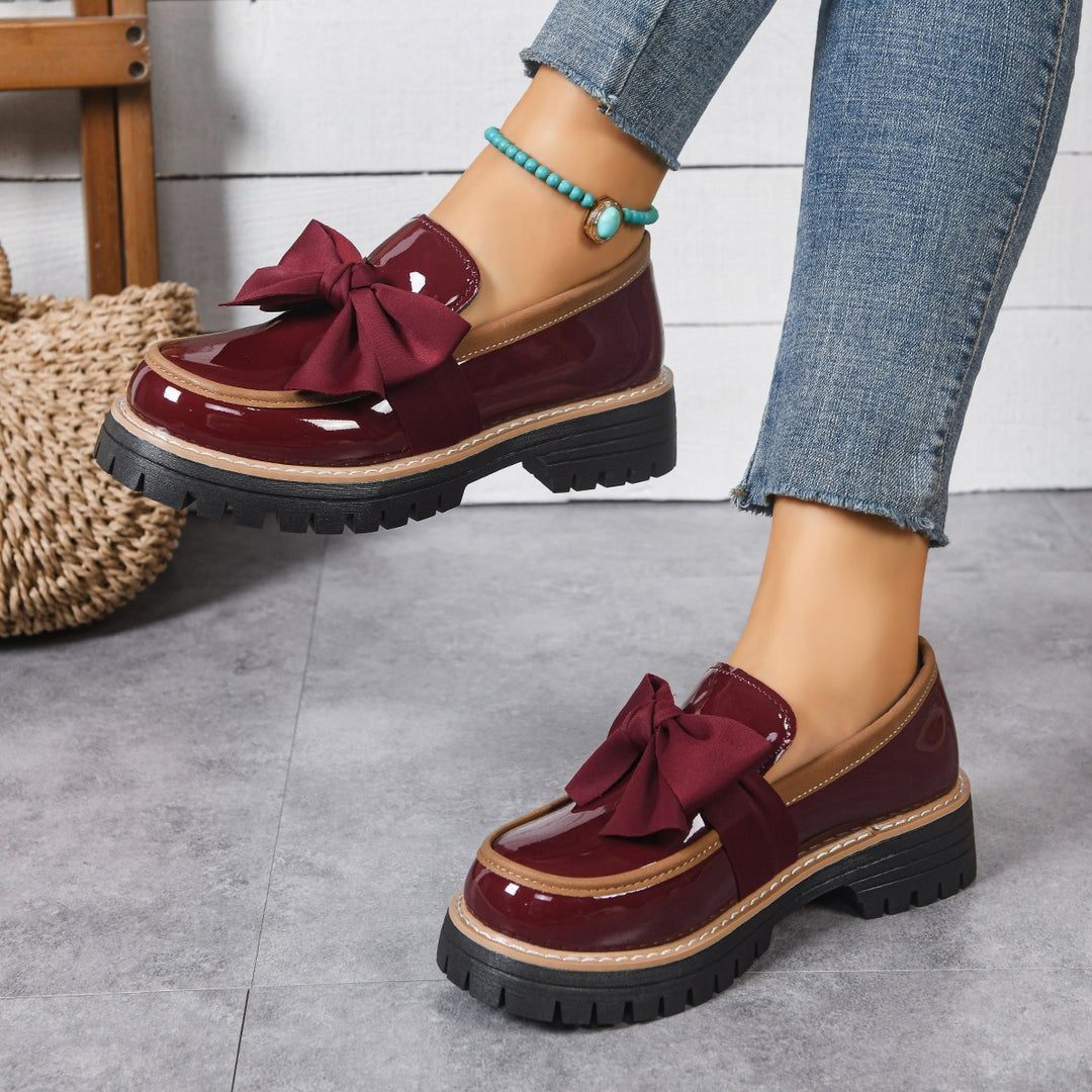 Damen  Lack-Loafer mit großer Zierschleife und profilierter Gummisohle EB
