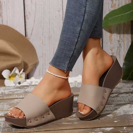Damen Wedge-Sandalen mit eleganten Nieten und komfortablem Fußbett EB