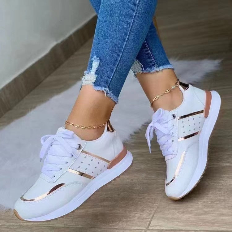 Damen stylische Fashion-Sneaker mit dekorativen Nieten Metallic-Details und gepolstertem Komfortfußbett EB