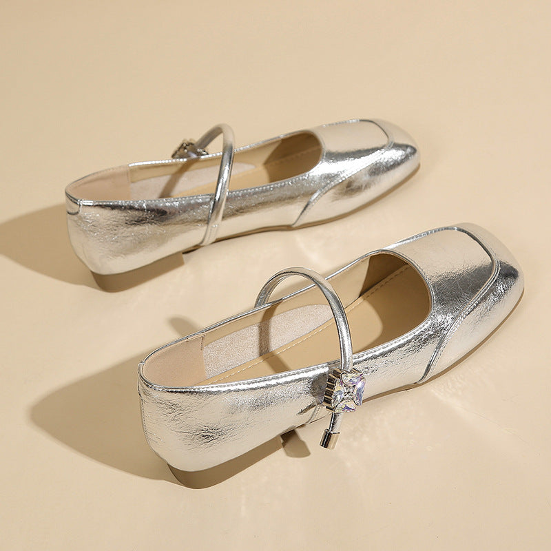 Damen Ballerinas mit dekorativem Riemen und glänzendem Finish EB
