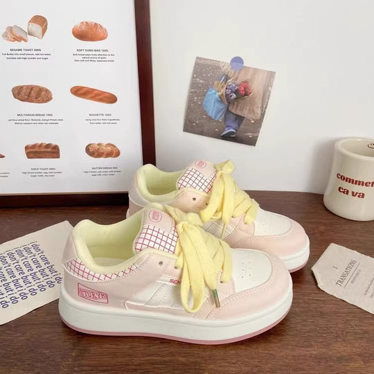 Damen Sportliche Plateau-Sneaker mit ausgeprägtem Schnürsystem und trendigem Design EB