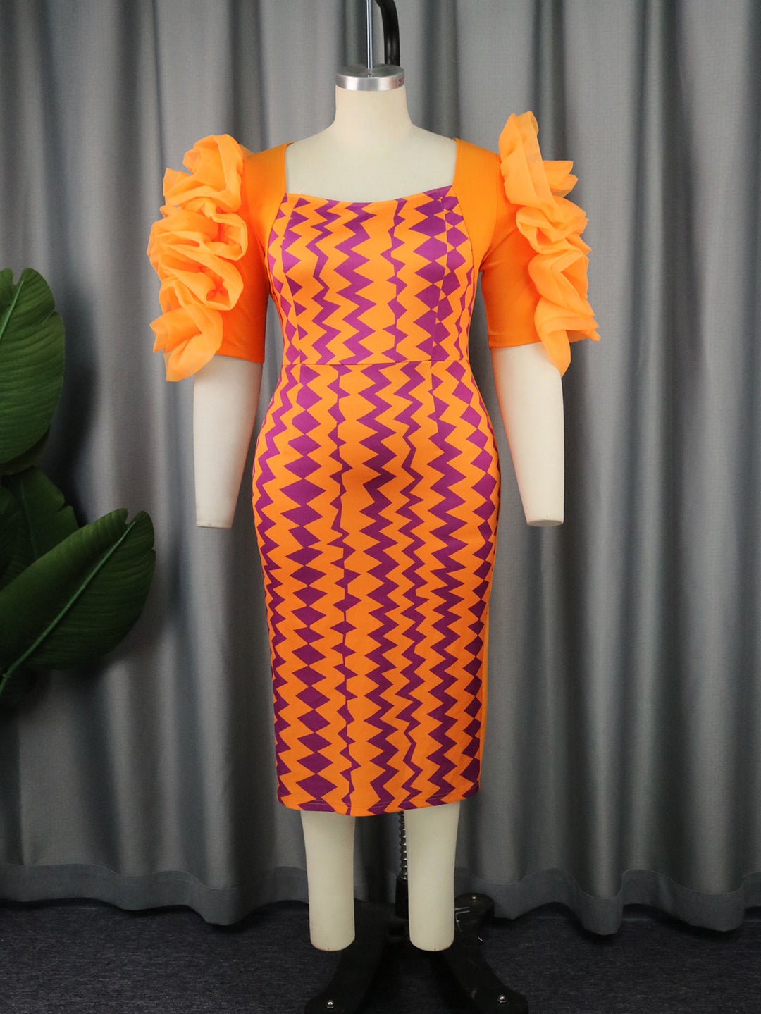 Damen figurbetontes Kleid mit auffälligen Rüschenärmeln und geometrischem Muster EB