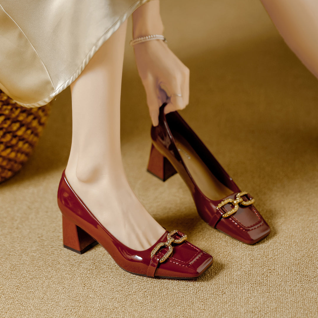 Damen elegante Blockabsatzpumps mit dekorativem Kettendesign EB
