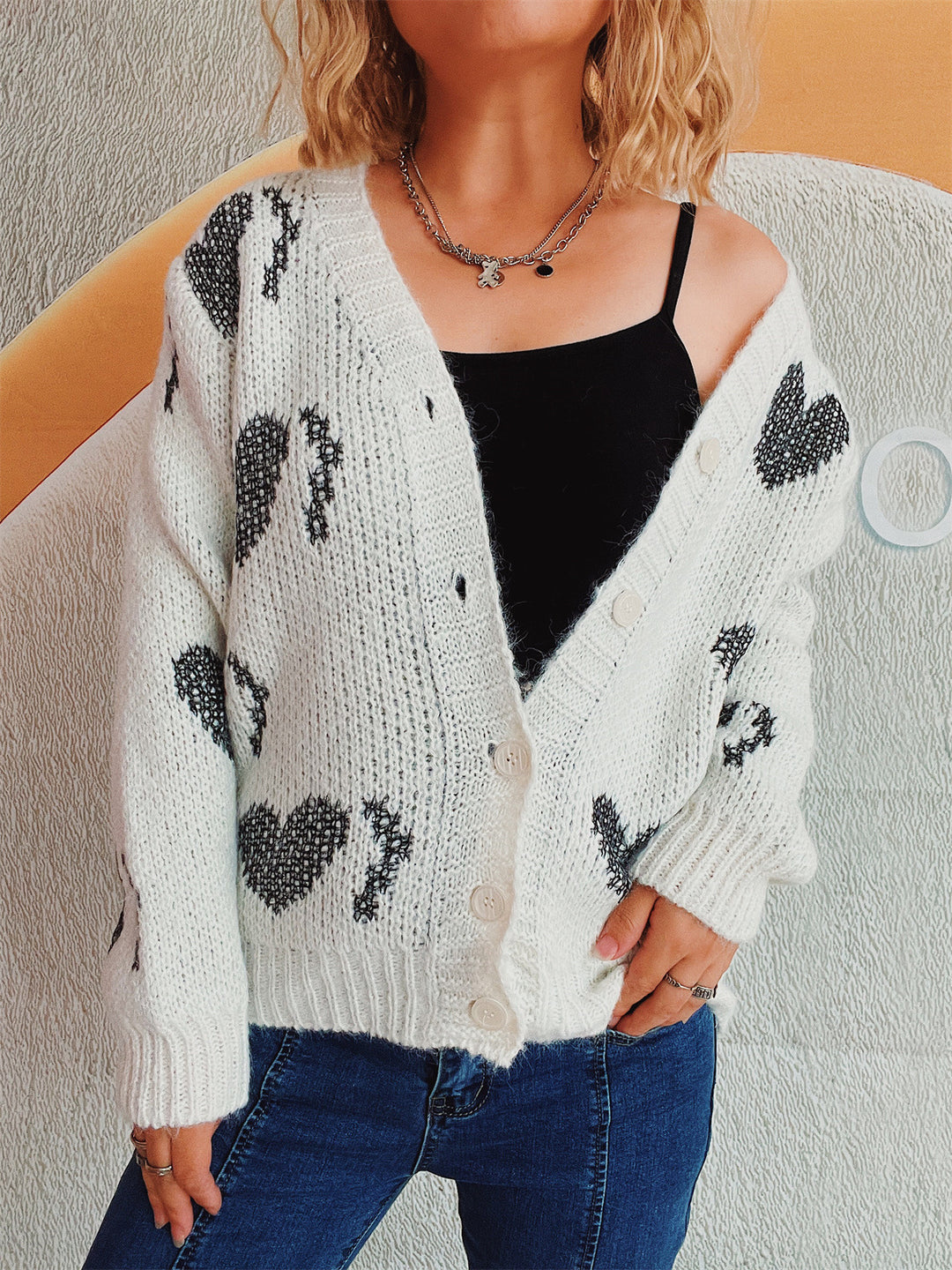 Damen gestrickte Cardigan mit Herzmuster und Knopfdetails EB