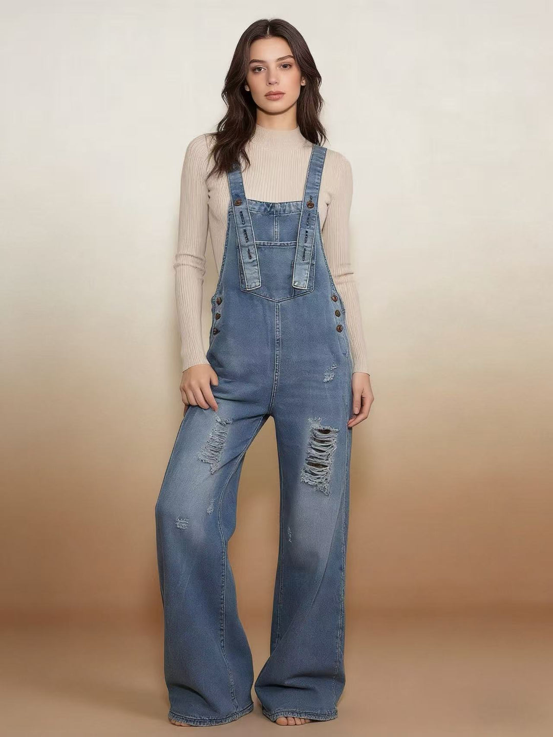 Damen nan moderne Baggy-Latzhose aus pigmentgefärbtem Stretch-Denim mit verstellbaren Trägern und sichtbaren Rissen EB