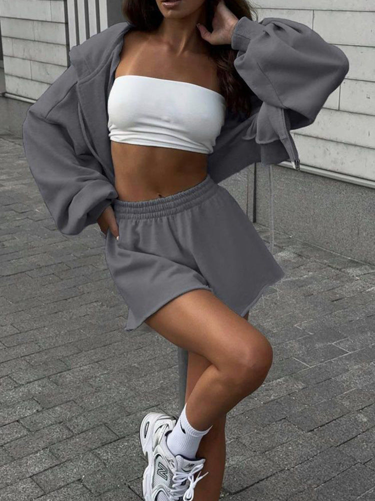 Damen oversized Cropped-Zip-Hoodie mit voluminösen Ballonärmeln und elastischer High‑Waist Loungeboxer-Shorts Eichborn Berlin