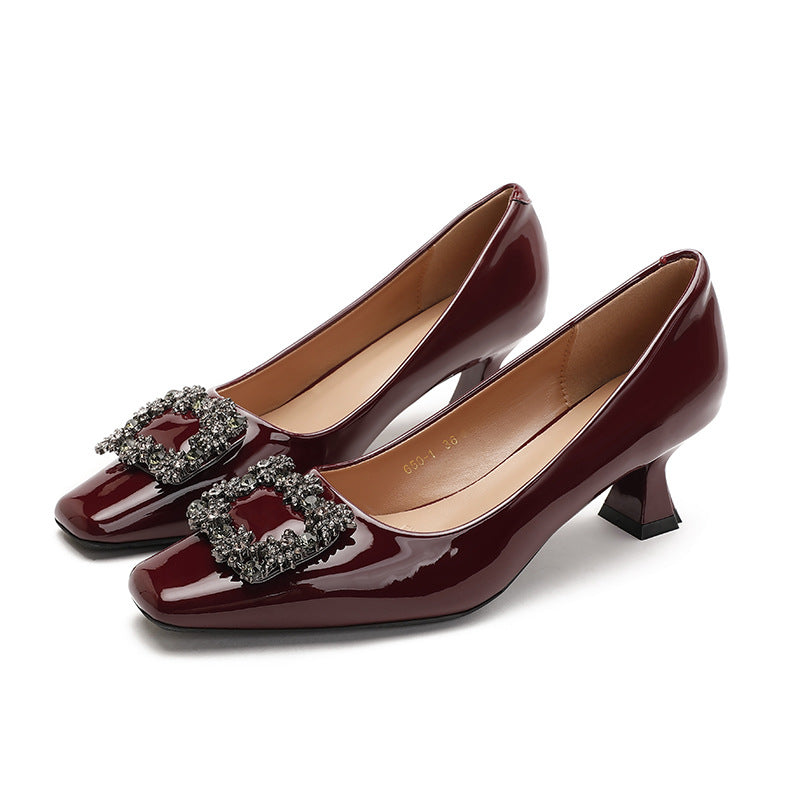 Damen elegante Pumps mit luxuriösem Schmuckdetail und komfortablem Blockabsatz EB