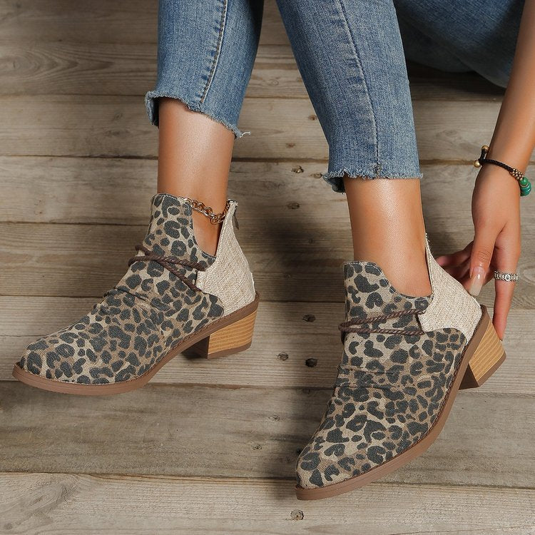 Damen Kurzstiefelette mit Leoparden-Print, Canvas-Obermaterial, dekorativem Flechtriemen und niedrigem Blockabsatz EB