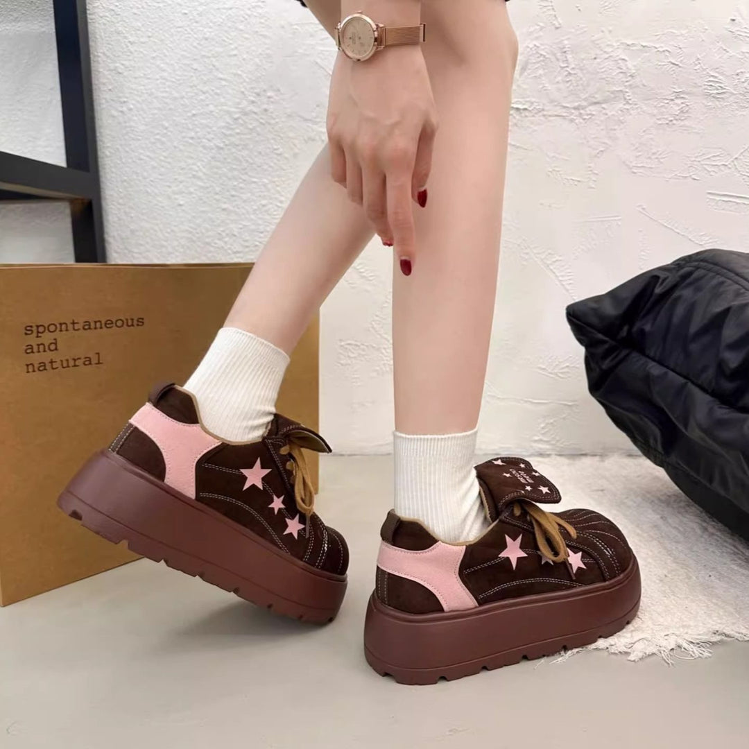 Damen Plateau-Sneaker mit verspielten Sternen- und Schleifendetails EB