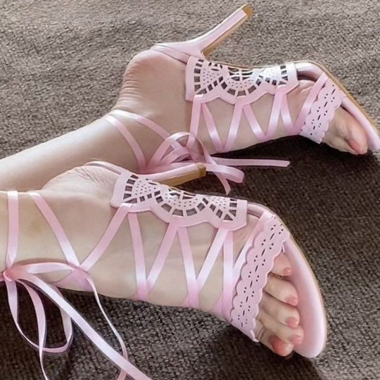 Damen elegante hochhackige Sandalen mit geschmackvollen Riemchen und Verzierungen EB