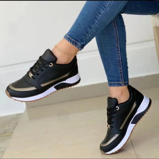 Damen  elegante City-Sneaker mit dezenter Metallic-Infusion, leicht gepolsterter Komfortsohle und profilierter Gummilaufsohle EB