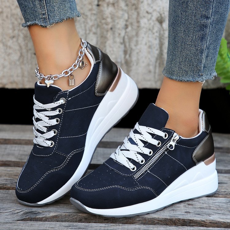 Damen Chunky-Plateau-Sneaker mit perforiertem Velours, gepolstertem Komfortfußbett und Metallic-Fersenaufbau EB