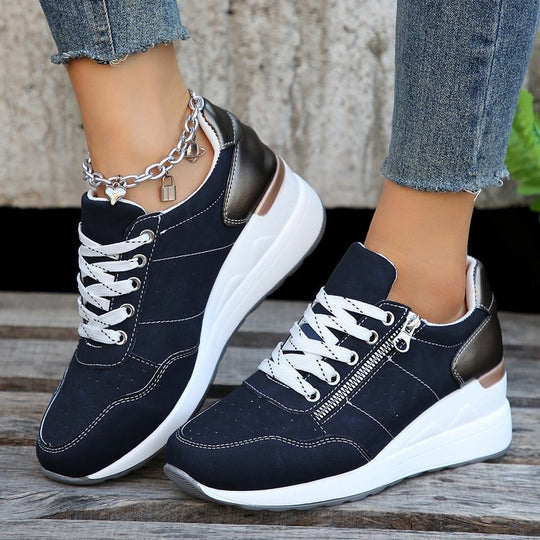 Damen Chunky-Plateau-Sneaker mit perforiertem Velours, gepolstertem Komfortfußbett und Metallic-Fersenaufbau EB
