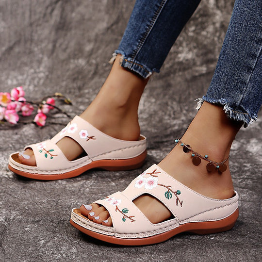 Damen Komfortable Riemensandalen mit floralem Stickdesign EB