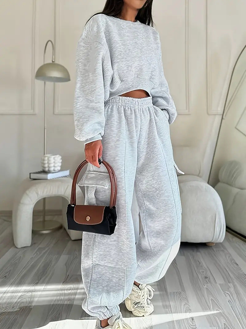 Damen komfortables Cropped-Sweatset mit oversized Pullover und High-Waist Cargo-Jogger Eichborn Berlin