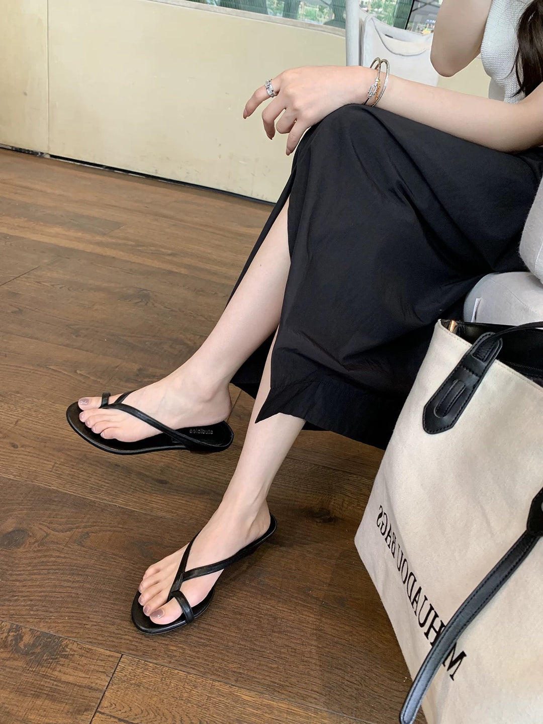Damen Zehentrenner-Sandalen mit elegantem Riemendesign und bequemem Fußbett EB