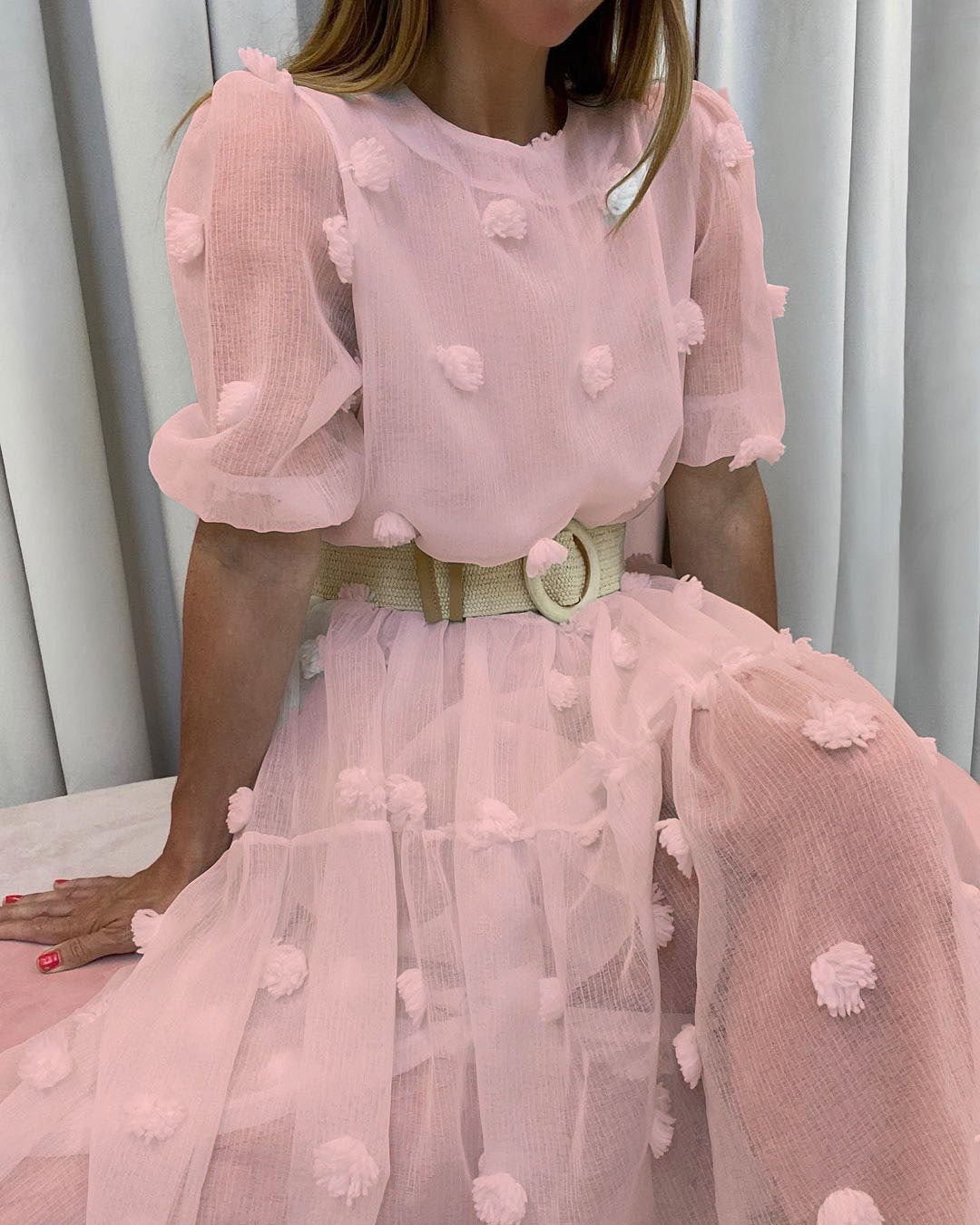 Damen Kleid mit volumetrischen Puffärmeln und dekorativen Fransen EB