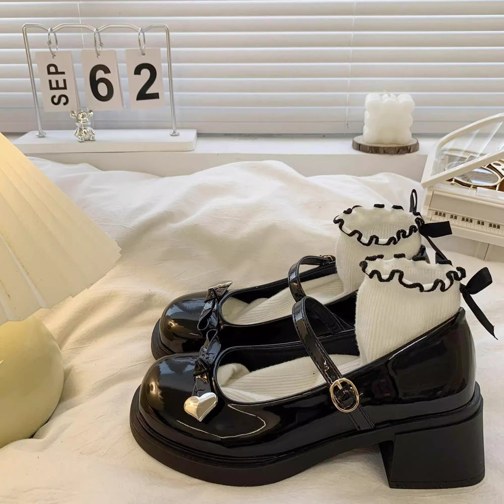 Damen Süße Mary Jane Schuhe mit herzförmigem Detail und dekorativem Rüschensocke EB