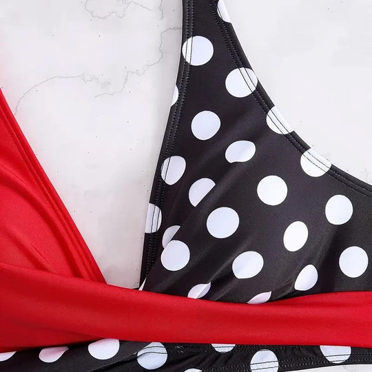 Damen Bikinimodell im modernen Wickelstil EB