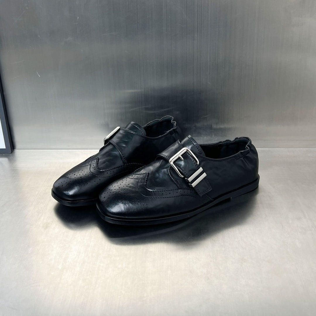 Damen elegante mokassins mit modischen Schnallen und perforierten Details EB