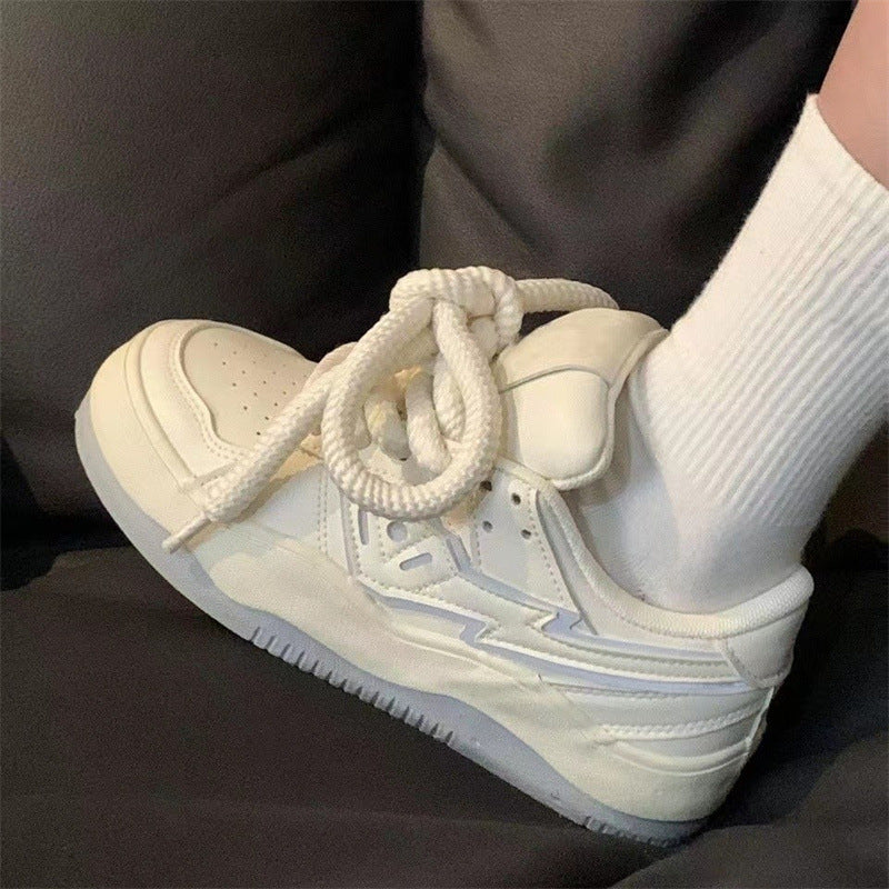 Damen modische Low-Top Sneakers mit breiten Schnürsenkeln und dekorativem Logo EB