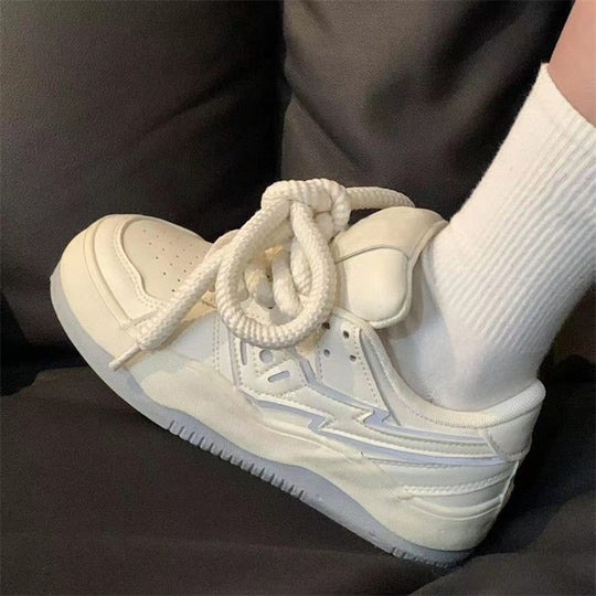 Damen modische Low-Top Sneakers mit breiten Schnürsenkeln und dekorativem Logo EB