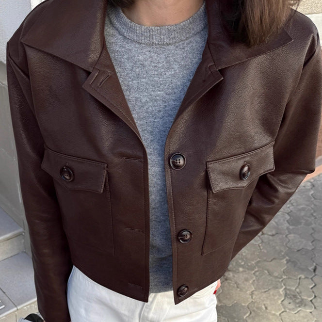 Damen Modische Kunstlederjacke mit cropped Schnitt und funktionellen Taschen EB