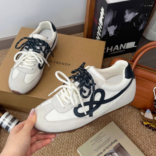 Damen Sportliche Sneaker mit modischem Obermaterial und besonderen Schnürdetails EB