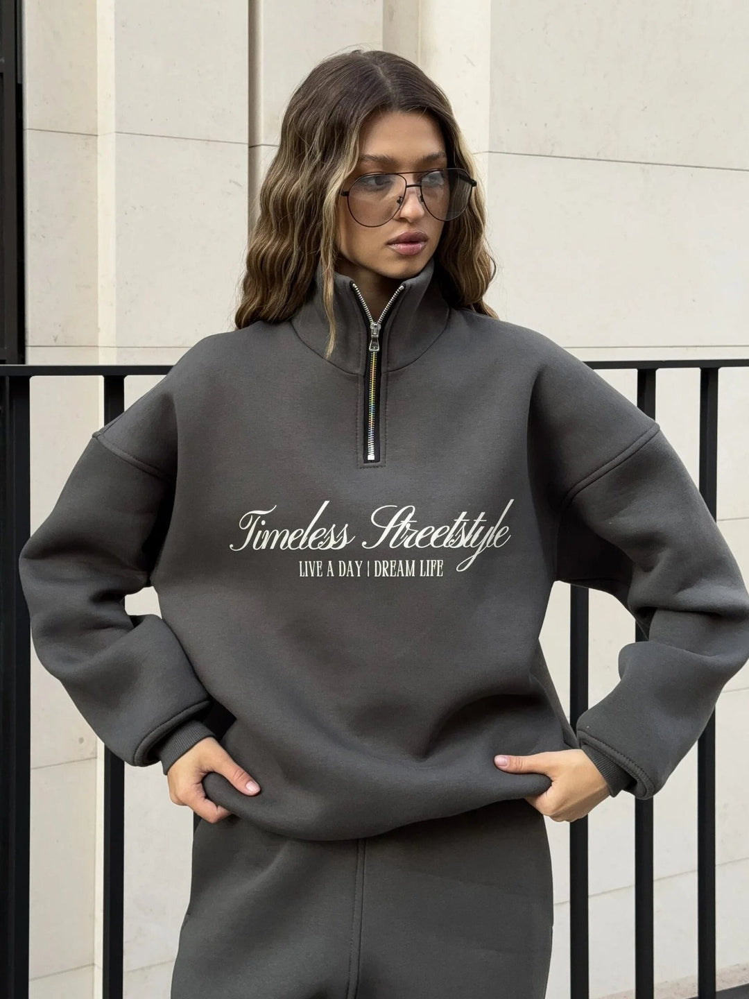 Damen nan oversized Halbzip-Sweatshirt mit hohem Stehkragen und Statement-Print EB
